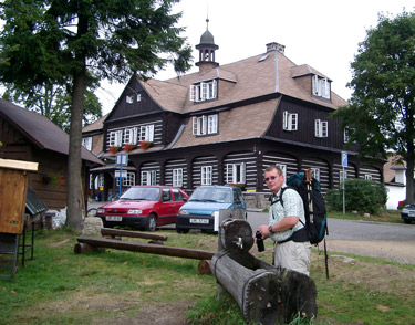 Unser jüngster Weitwanderer Dirk vor dem Jagdschloss an der Nová Louka (Neuwiese) im Jizerské hory (Isergebirge)