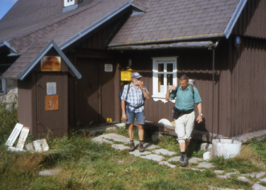 Klaus und Bernd vor Haus Nr. 8 in Jizerka (Klein - Iser), dem Hnojový dúm (Misthaus). Hier wohnte der Weltenbummler Gustav Ginzel