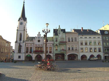 Der Marktplatz von Trutnov (Trautenau) mit seinen Laubengngen. Der Ort liegt sdstlich vom Riesengebirge