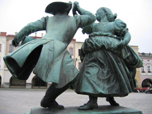 Denkmal eines tanzendes Bauernpaar in deutscher Tracht in Neutitschein