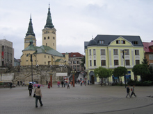 Blick auf die Hl. Dreifaltigkeitskirche von Zilina. Links ist der Burian-Turm, der nicht mit der Kirche verbunden ist