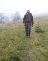 Klaus im Nebel auf dem Gipfelweg kurz vor dem Velky Luka