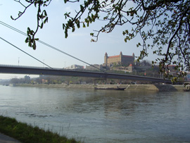 Die novy most (Neue Brücke) von Bratislava mit der Bratislavaer Burg im Hintergrund