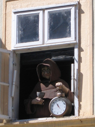 Der Franziskaner-Mönch erinnert die Zecher an die beschränkte Öffnungszeit der Weinstube