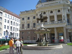 Slowakisches Nationaltheater mit Ganymedbrunnen