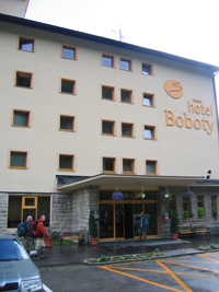 Eingang zum Dreisterne Hotel Boboty in Stefanova