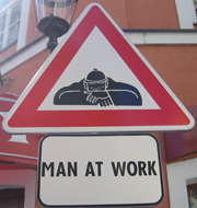 Hinweisschild: Man at work