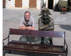 Unser Wafü im Gespräch mit dem napoleonischen Soldaten auf dem Hauptplatz in Bratislava