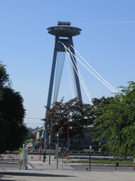 Neue Brücke mit dem Mittelpfeiler, der wie ein gerade gelandetes UFO aussieht