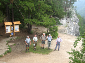 Wandergruppe auf dem Plateau des Thomasfelsen