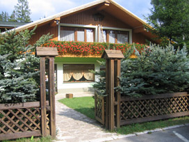 Eingang zur Pension Lesnica im Ort Cingov (Slowakisches Paradies) align=