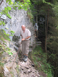 In den Felsen montierte Steigeisen und Ketten sichern den Weg entlang dem Fluss Hornad