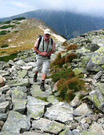 Unser Wafü Wolfgang auf einem Steinplattenweg der Tatranska Magistrala
