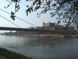 Brücke Novy Most in Bratislava. Im Hintergrund die Burg