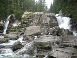 Wasserfall des Baches Studeny potok in der Hohen Tatra