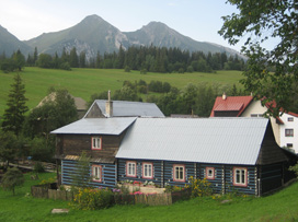 Altes Goralenhaus im Ort Zdiar. Im Hintergrund die Belanske Tatry