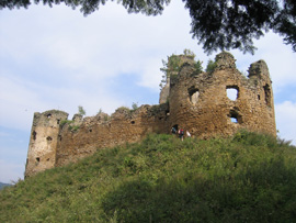 Die Mauern der Burg Zborov oberhalb dem kleinen gleichnamigen Ort