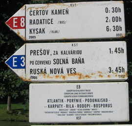 Am Ort Cemjata bei Presov trennen sich die beiden europischen Fernwanderwege E3 und E8