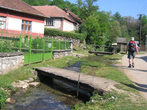 Durch den kleinen Ort Josvafö in Ungarn fließt die Baradla