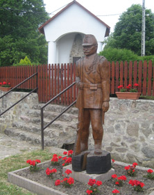 Kriegerdenkmal aus Holz in Arka, Ungarn