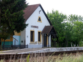 Der weit außerhalb des Dorfes liegende Bahnhof von Boldogköváralja