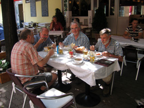 Mittagessen im Freien in Miskolc, Ungarn