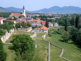 Blick vom Roten Turm auf Sárospatak und dem Zempliner-Gebirge