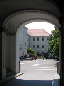 Eingang zum Reformierten Kollegium in Saropatak