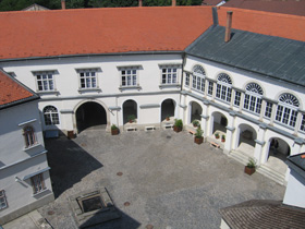 Innenhof des Renaissanceschlosses Rákóczi in Sárospatak