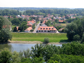 Blick vom Roten Turm auf den Fluss Bodrog und auf das Restaurant Vár in Sárospatak