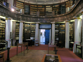 In der Bibliothek des Reformierten Kollegiums in Sarospatak mit seinen 30.000 alten Büchern