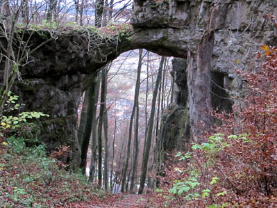 Oberhalb von Unteremmendorf blickt man durch ein Felsentor, das einst mit einer Burg verbunden war.