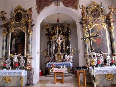 Das Innere der Kindinger Wehrkirche stammt aus dem 17 Jh. und befasst sich mit dem Leben Marias