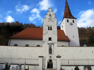 Die Kindinger Wehrkirche stammt aus dem 14. Jh.