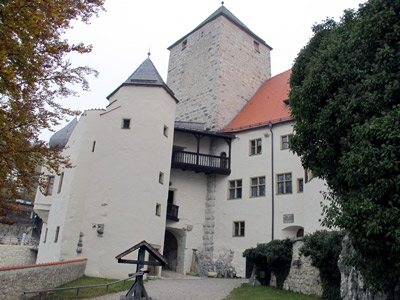 Im Burghof der Burg Prunn 