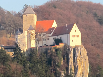 Burg  Prunn thront auf einem Kalkfelsen über dem Altmühltal. Sie zählt zu den schönsten Burganlagen Bayerns.