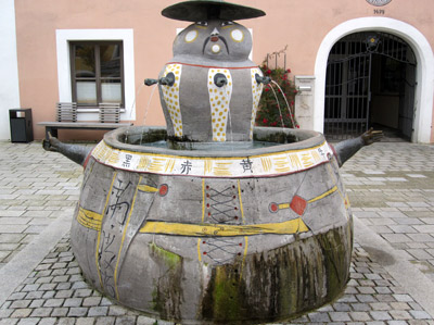 Der Chinesenbrunnen vor dem Rathaus von Dietfurt im Altmühltal