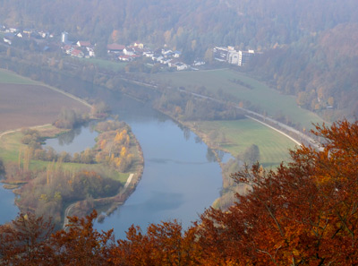 Vom Aussichtspunkt Falkenhorst  hat man diesen Blick auf Gundlfing im Altmühltal.