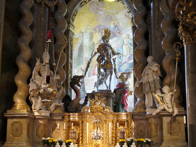 Der Hochaltar der Klosterkirche zu Weltenburg. Dargestellt ist der der Kampf des Hl. Georgs mit dem Drachen. Daneben steht die erschreckte Königstochter. 