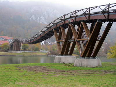 Die Tatzelwurm-Holzbrücke bei Essing im Altmühltal