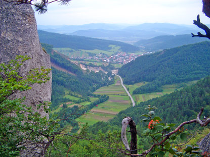 Von den Kalkfelsen Blick in Richtung Bytča (Großbitsch) im Waag-Tal.