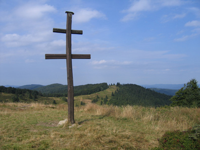 Gipfelkreuz des Velký Javornik 1.072 m. Wir haben die Beskiden verlassen und sind im slowakischen Javornik-Gebirge