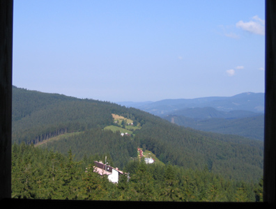 Blick vom  Aussichtsturm am Berg Čartak auf den Berggasthof Sůkeničká (noch in den tschechischen Beskiden)