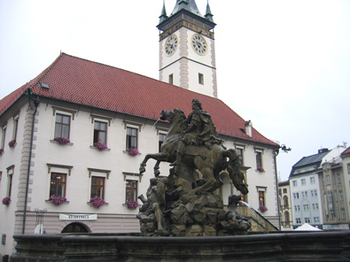 Vor dem Rathaus steht der Caesarbrunnen. Der Sage nach soll Caesar die Stadt Olomouc (Olmtz) gegrndet haben.
