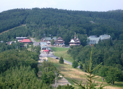 Von dem Berg Radhošt ist der Bergsattel Pustevny in kurzer Zeit zu erreichen