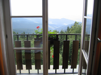 Aus dem Gästezimmer im Berggasthof Tanečnica am Sattel Pustevny hat man eine gute Sicht in die Täler.