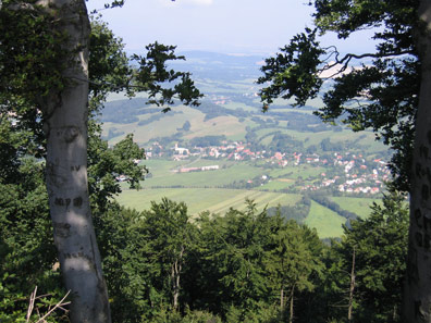In den mährisch-schlesischen Beskiden. Blick auf den Ort Veřovice 