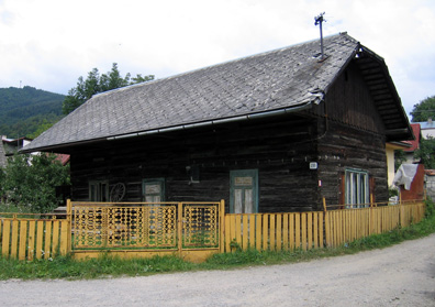 Wir verlassen das Javornik-Gebirge und sehen die ersten Häuser von Štiavnik im Váh-Tal (Waagtal).