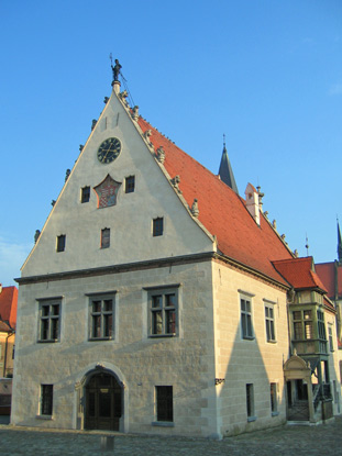 Wandern durch die Ost-Slowakei: Das alte Rathaus von Bardejov (Bartfeld) wurde 1505-1511 erbaut. Beherbergt heute ein Museum