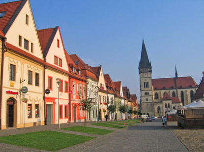 Wandern durch Ost-Slowakei: Der Radničné námestie (Rathausplatz) in Bardejov (Bartfeld). 